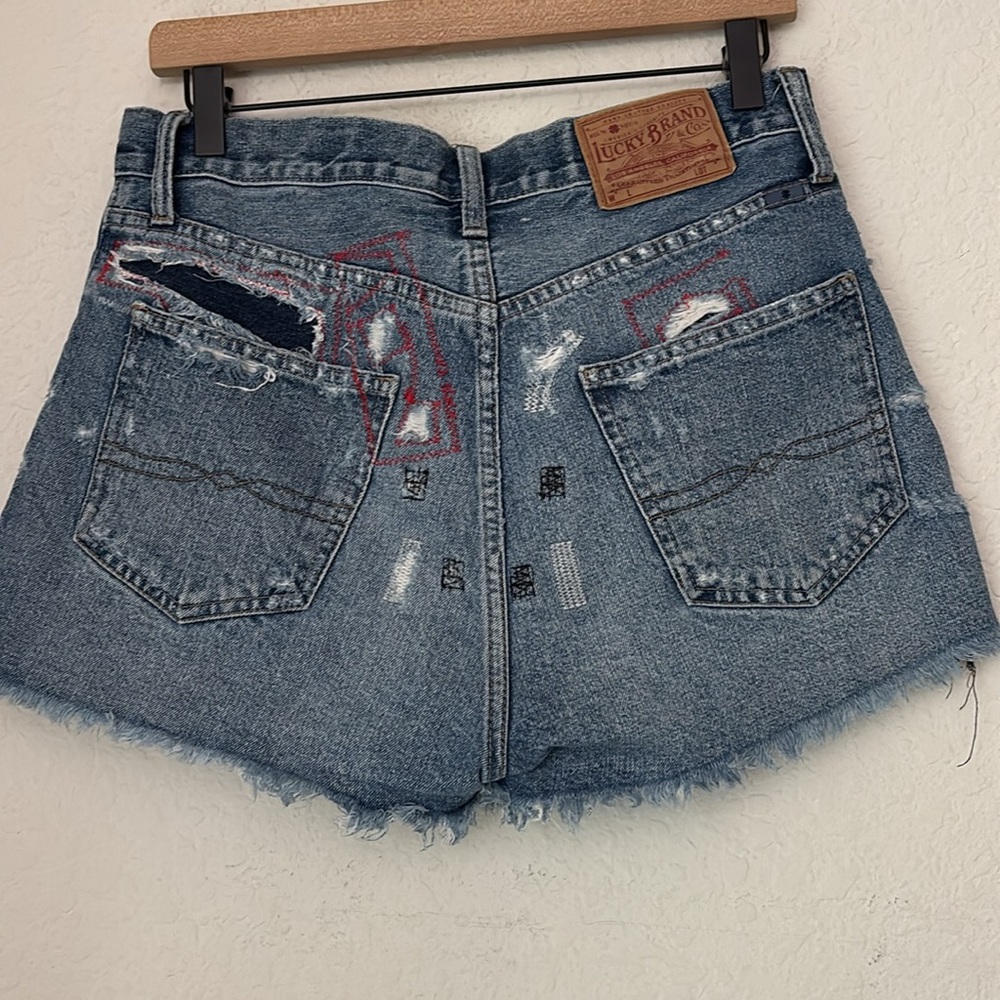 LUCKY Distressed Denim Smiley Motif shorts size 4/27 - Picture 5 of 10